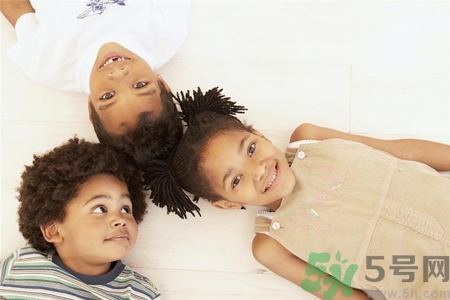 小孩皮膚黑怎么回事？小孩皮膚黑怎么變白？