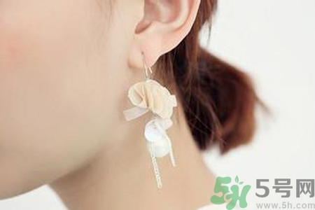 耳洞長(zhǎng)了個(gè)疙瘩怎么回事？耳洞旁邊長(zhǎng)了個(gè)硬包怎么辦？