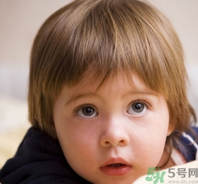 小孩皮膚黃是什么原因？小孩皮膚黃怎么辦？