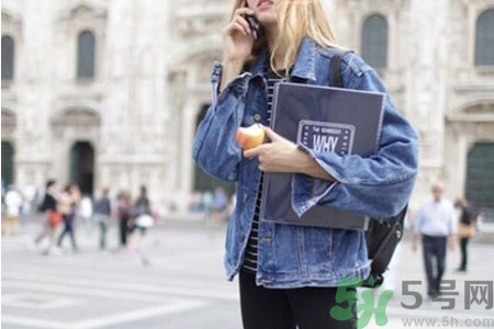 10月可以穿牛仔外套嗎？牛仔外套怎么穿最好看？