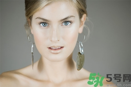在耳骨上打耳洞疼嗎？耳骨上打耳洞是什么感覺？