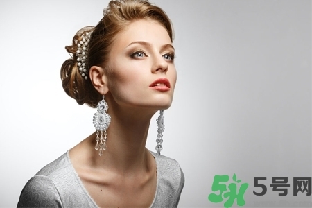 在耳骨上打耳洞疼嗎？耳骨上打耳洞是什么感覺？