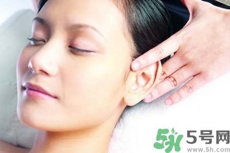 在耳骨上打耳洞疼嗎？耳骨上打耳洞是什么感覺？