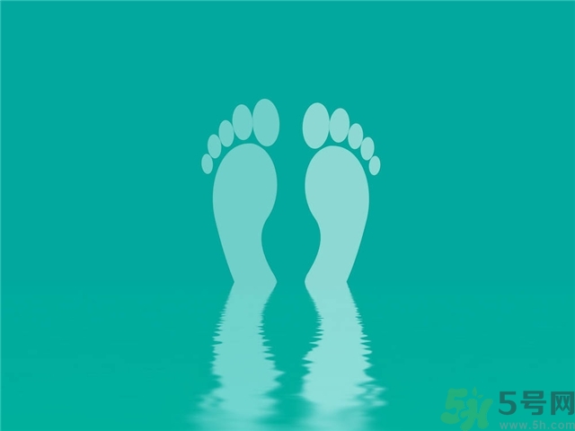 腳拇指外翻遺傳嗎？腳拇指外翻怎么矯正？