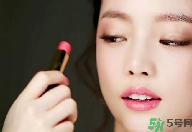 口紅怎么選適合自己的？口紅怎么涂好看？