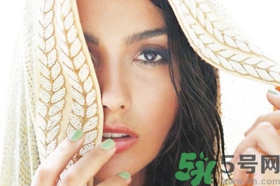 夏天曬黑了多久恢復(fù)？夏天曬黑了怎么白回來(lái)？