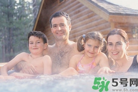 寶寶能泡溫泉嗎？哪些寶寶不適合泡溫泉？