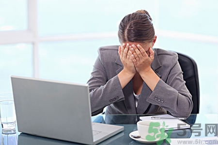 眼睛干澀是什么原因？眼睛干澀用什么眼藥水？