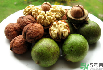 新鮮核桃吃多了會(huì)怎么樣？新鮮核桃吃多了會(huì)上火嗎？