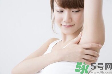 腋毛為什么會(huì)變色？腋毛上有白色附著物怎么回事？