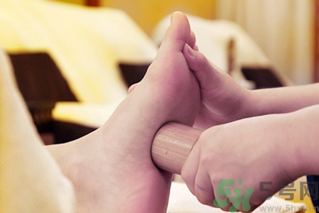 腳底可以拔罐嗎？腳底拔火罐有什么好處？