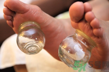 腳底可以拔罐嗎？腳底拔火罐有什么好處？