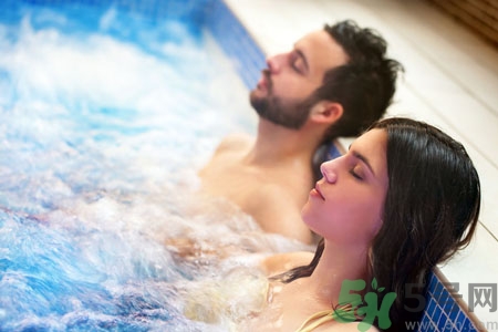 泡溫泉可以化妝嗎？泡溫泉化妝好嗎？