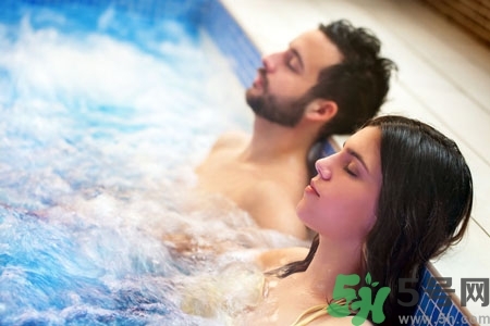 泡溫泉可以帶金戒指嗎？泡溫泉可以帶金首飾嗎？