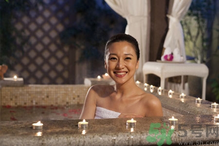 泡溫泉可以帶鉑金首飾嗎？泡溫泉能帶玉鐲嗎？