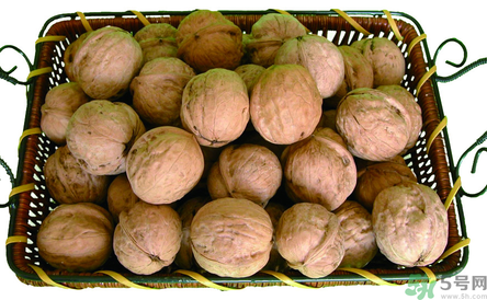 干核桃怎么去皮？干核桃怎么去殼？