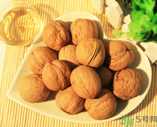 核桃放了一年還能吃嗎？核桃放多久就不能吃了？