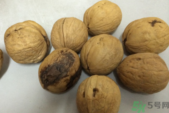 核桃發(fā)霉能吃嗎？發(fā)霉的核桃能吃嗎？