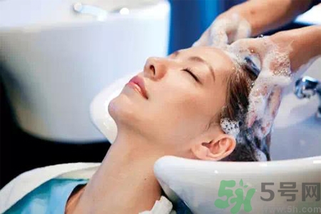 掉頭發(fā)和洗發(fā)水有關(guān)系嗎？掉頭發(fā)用什么洗發(fā)水好？