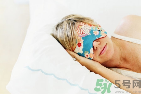 睡前喝酒有助于睡眠嗎？睡前喝酒對身體有哪些危害？