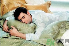 睡前喝酒有助于睡眠嗎？睡前喝酒對身體有哪些危害？