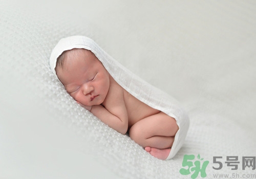 爽身粉什么牌子好？爽身粉和痱子粉的區(qū)別