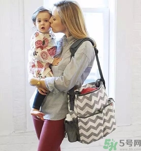 媽媽包哪個(gè)牌子好？媽媽包里面裝什么必備