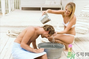 掉頭發(fā)用白醋洗頭好嗎？掉頭發(fā)用醋洗好嗎？