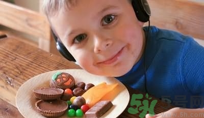 寶寶能吃零食嗎？寶寶吃零食的危害