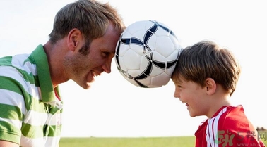 爸爸帶孩子的好處是？爸爸帶孩子和媽媽帶孩子的區(qū)別