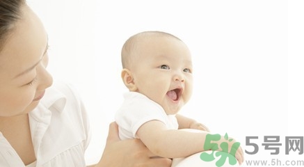 給寶寶斷奶寶寶哭的厲害怎么辦？給寶寶斷奶的正確方法