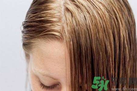 頭發(fā)出油厲害怎么回事？頭發(fā)出油厲害怎么辦？