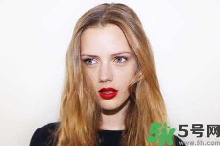 頭發(fā)油膩掉發(fā)怎么辦？頭發(fā)油膩掉發(fā)怎么回事？