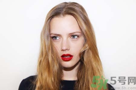 頭發(fā)變黃是缺什么？頭發(fā)變黃吃什么好？