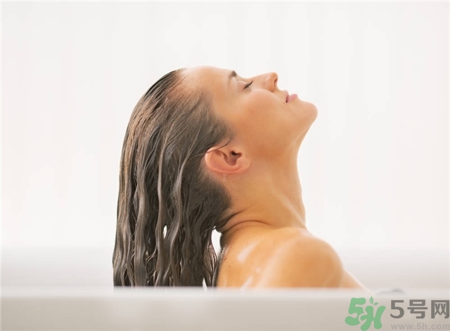 脫發(fā)用鹽水洗頭好嗎？鹽水洗頭治脫發(fā)嗎？