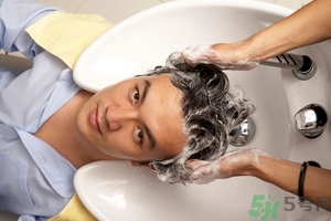 脫發(fā)用鹽水洗頭好嗎？鹽水洗頭治脫發(fā)嗎？