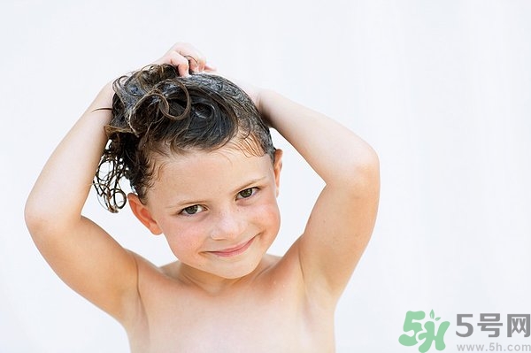 脫發(fā)用鹽水洗頭好嗎？鹽水洗頭治脫發(fā)嗎？