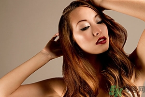 頭發(fā)枯黃稀少怎么辦？頭發(fā)又黃又少怎么辦？