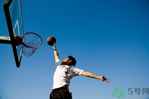 打籃球崴腳了怎么快速恢復？打籃球腳崴了腫了怎么辦？