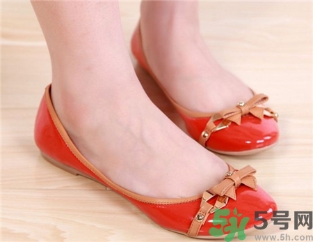 穿單鞋掉跟怎么辦?穿單鞋要不要穿襪子? 穿單鞋掉跟怎么辦?穿單鞋要不要穿襪子?