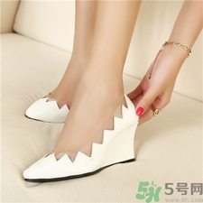 穿單鞋掉跟怎么辦?穿單鞋要不要穿襪子? 穿單鞋掉跟怎么辦?穿單鞋要不要穿襪子?