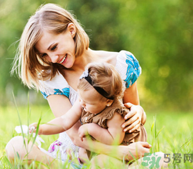 秋天嬰兒幾點曬太陽好？嬰兒秋天曬太陽怎么曬？