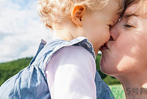 秋天嬰兒幾點曬太陽好？嬰兒秋天曬太陽怎么曬？