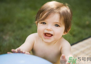 秋天嬰兒幾點曬太陽好？嬰兒秋天曬太陽怎么曬？