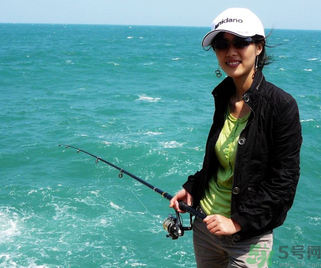 秋天釣魚用腥還是香？秋天釣魚用什么味型餌料？