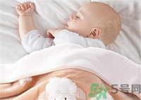 新生兒冬天蓋什么被子？新生兒蓋被子蓋到什么位置？