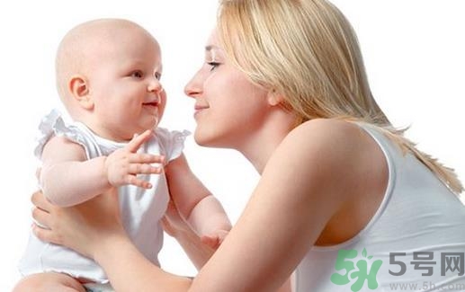 寶寶躺著好還是抱著好？新生寶寶怎么抱？