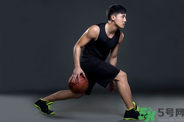 打籃球腰扭傷了怎么辦？打籃球腰閃了怎么辦？