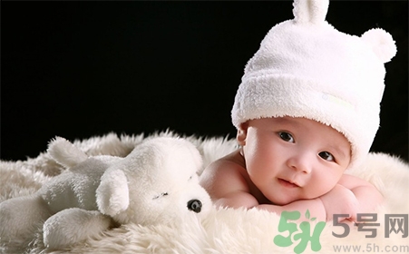 新生兒肚臍可以碰水嗎？新生兒肚臍沒脫落能洗澡嗎？