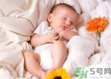 新生兒冬天蓋什么被子？新生兒蓋被子蓋到什么位置？